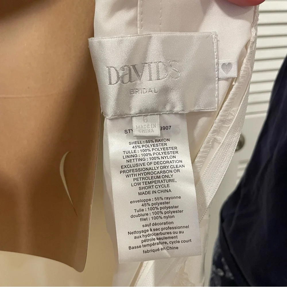 Beautiful ivory wedding gown - Picture 10 of 11